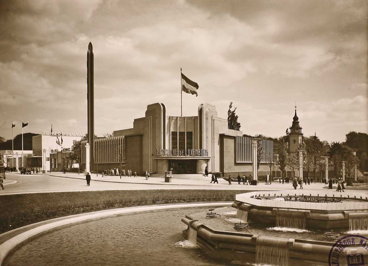 La présence importante du Luxembourg à l’exposition universelle et internationale de Bruxelles en 1935, se caractérise par un pavillon imposant et résolument contemporain, qui expose toute son activité économique, sociale et artistique.