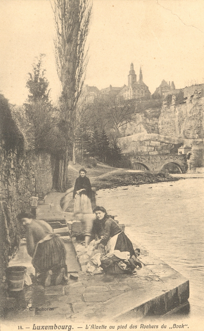 « L’Alzette au pied des Rochers du ‹ Bock › ». Carte postale, [Luxembourg]: Pierre-Charles Schoren, 1905. 