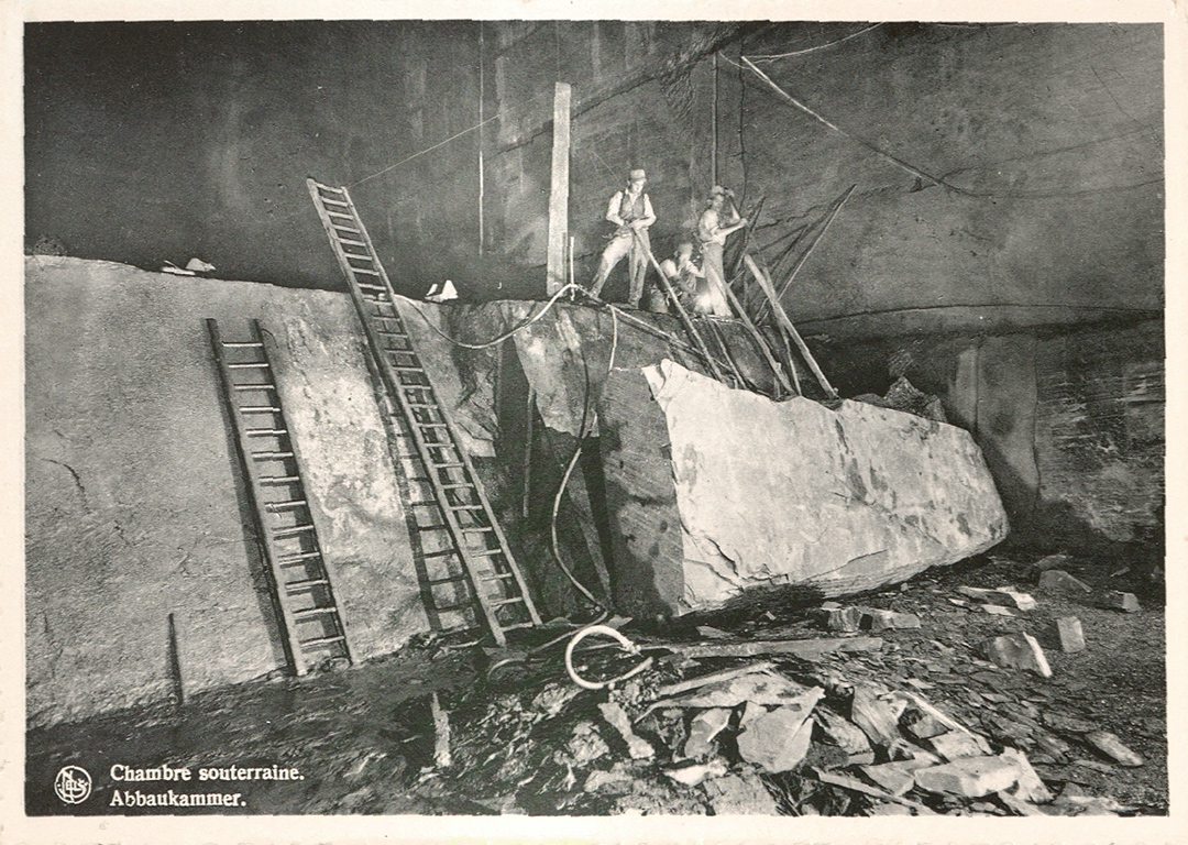 L’extraction de l’ardoise. Carte postale, [Luxembourg] : Ardoisières de et à Haut-Martelange S.A, [s.d.].
