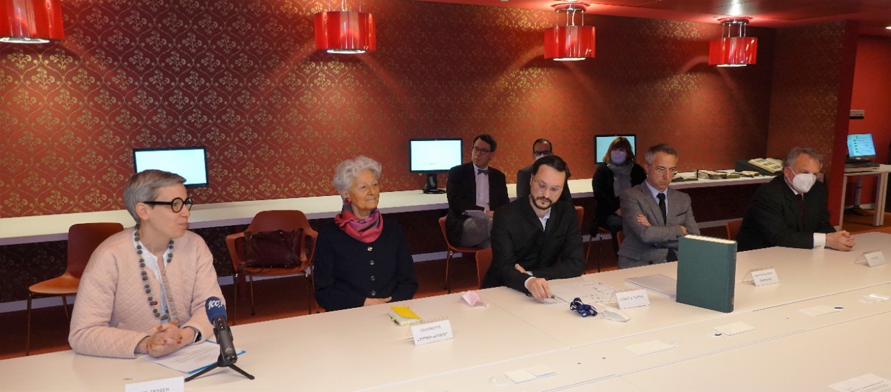 De gauche à droite : Sam Tanson – Ministre de la Culture, Josannette Loutsch Weidert, Claude D. Conter (directeur de la BnL), Jean-Christophe Blanchard, Luc Deitz (Responsable du Fonds des manuscrits de la BnL)