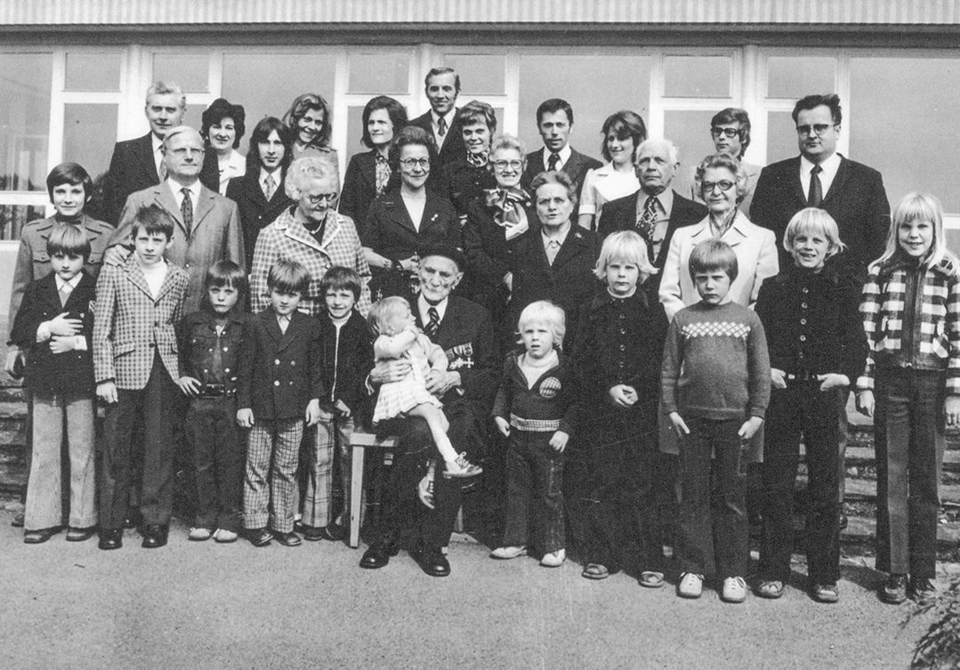 Pol Albrecht mit Familie an seinem 100. Geburtstag, 23.05.1974. Quelle: Privatbesitz. 