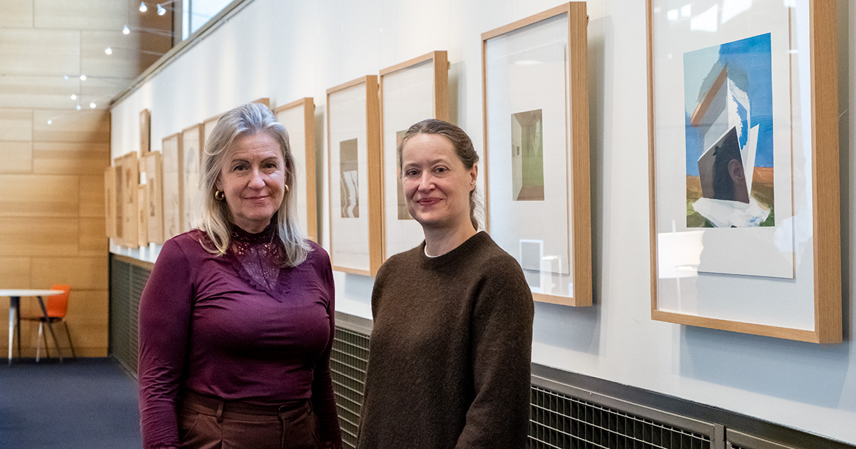 (d.g.à.d.) Stefanie Zutter, responsable du Fonds iconographique de la BnL, et Tina Gillen.
