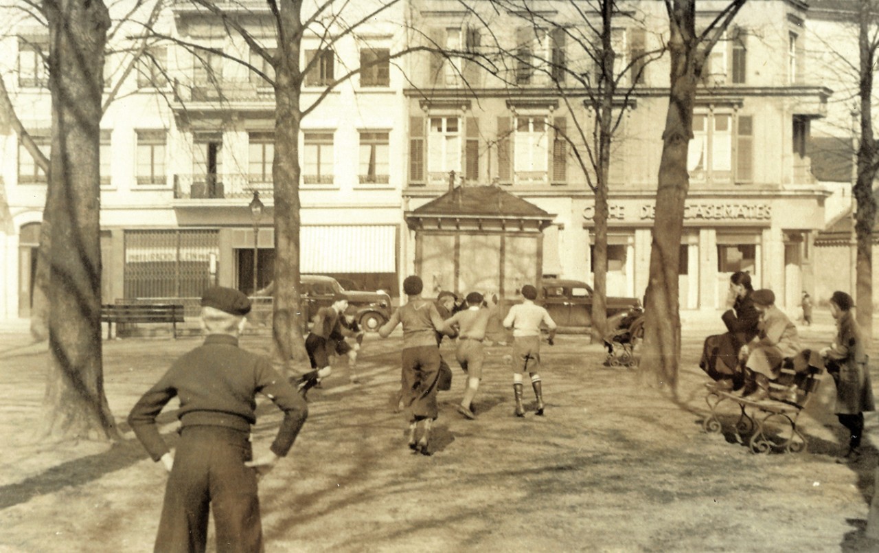 Postkarte mit dem Limonadenhäuschen auf der Place de la Constitution. BnL, Postkartensammlung, Bestand Henri Kugener. 