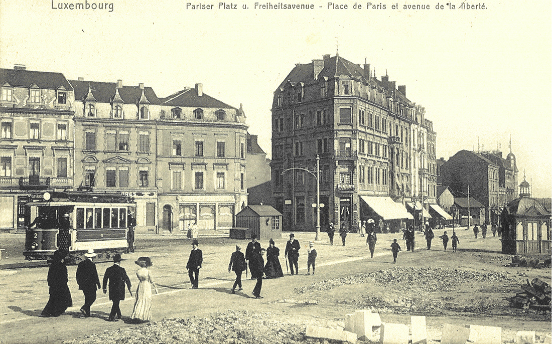 Postkarte des Pariser Platzes auf dem rechts das Limonadenhäuschen zu erkennen ist. BnL, Postkartensammlung, Bestand Henri Kugener.