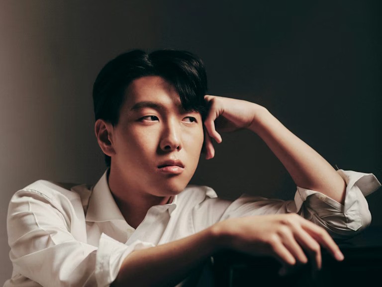 Saehyun Kim performs Fauré, Ravel, and Chopin